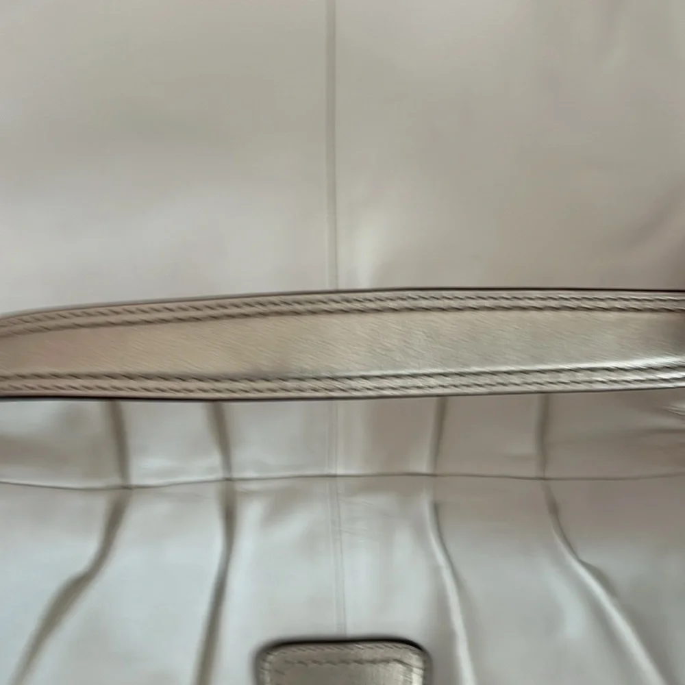 Coach bag cream and gold lavender inside - Picture 16 of 16